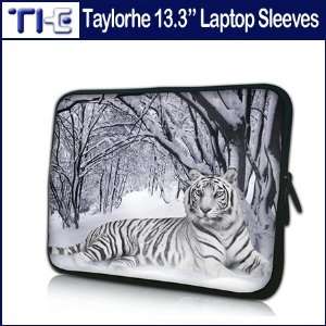   Laptop or Apple Macbook Sleeve tiger in snow