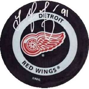  Sergei Fedorov autographed Hockey Puck (Detroit Red Wings 