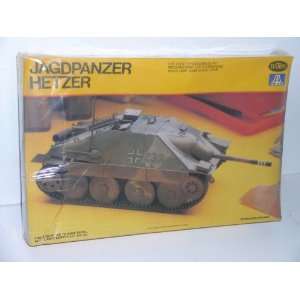   WW II Jagdpanzer Hetzer Tank   Plastic Model Kit 
