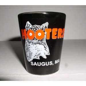  HOOTERS SAUGUS MAINE BLACK ONE OUNCE SHOT GLASS Kitchen 