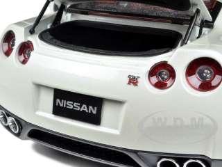 NISSAN GT R R35 PEARL WHITE 1/18 DIECAST CAR MODEL BY AUTOART 77392 