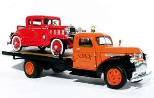 1941 CHEV FLATBED & 1932 FIRE CHIEFS CAR DIECAST 132  