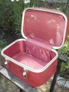 VINTAGE LUGGAGE RED VINYL TRAINCASE CARRYON MONOGRAM JB  