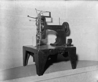 Description 1940 photo Early model of Singer sewing machine